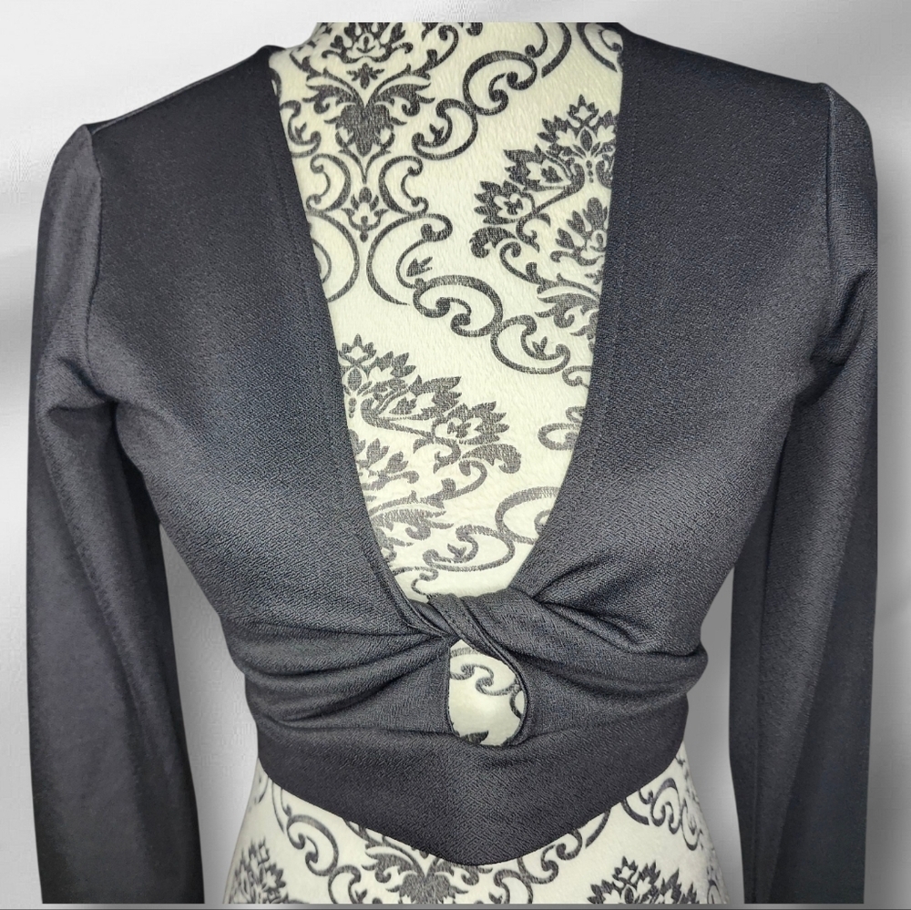 REVAMPED Cropped Top With Cut-out - Medium - Picture 2 of 5